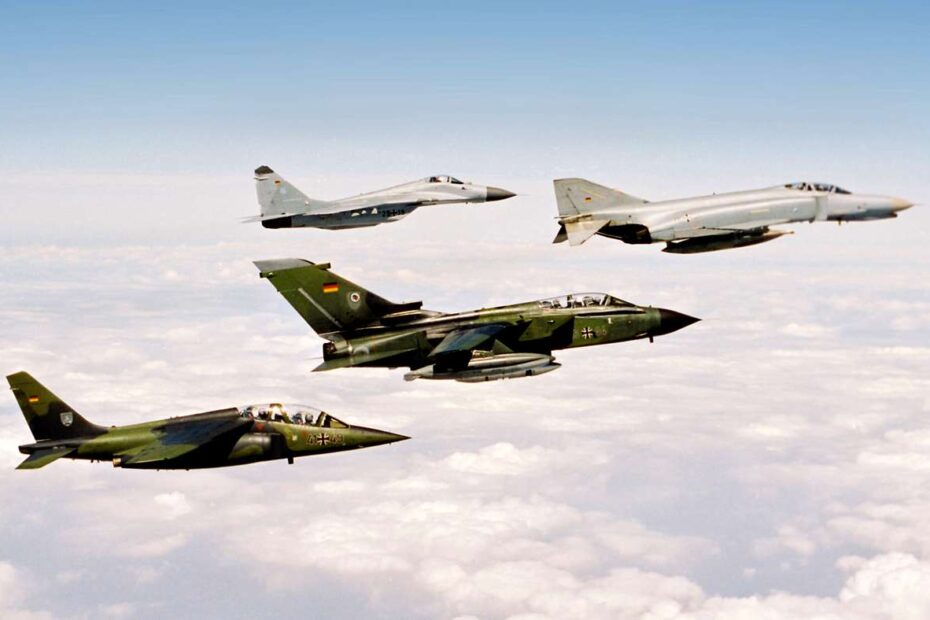 La Fuerza Aérea Alemana en un vuelo en formación sobre Berlín. MiG Mikoyan-Gurevich-29 Fulcrum, F-4F Phantom II, Tornado IDS Interdiction Strike y Alpha Jet. Estas aeronaves eran los adversarios del MiG. ©Bundeswehr/Grenzmeier