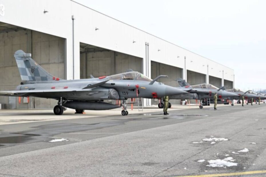 Croacia comenzó a vigilar su propio espacio aéreo el 1 de enero de 2026, utilizando cazas multifuncionales Rafale recientemente adquiridos, como parte del marco de Defensa Aérea y Antimisiles Integrada (IAMD) de la OTAN. Imágenes cortesía de la Fuerza Aérea Croata.