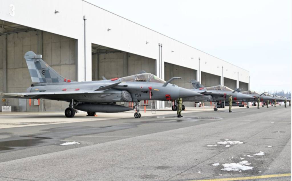 Croacia comenzó a vigilar su propio espacio aéreo el 1 de enero de 2026, utilizando cazas multifuncionales Rafale recientemente adquiridos, como parte del marco de Defensa Aérea y Antimisiles Integrada (IAMD) de la OTAN. Imágenes cortesía de la Fuerza Aérea Croata.