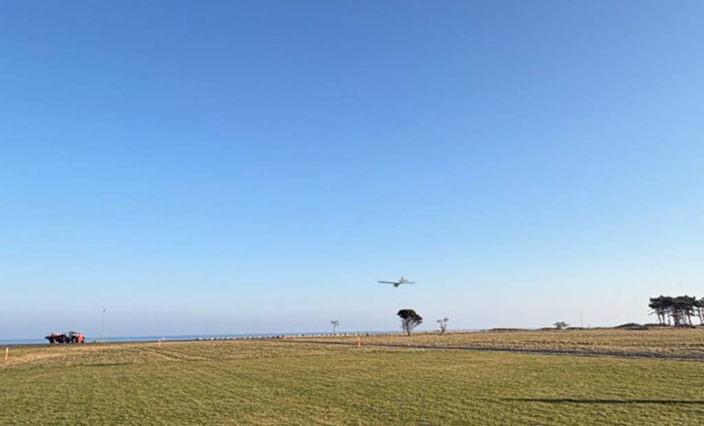 Las Fuerzas Armadas Danesas han volado por primera vez un dron desde el Aeropuerto HC Andersen a través de terreno civil hasta Gniben en Sjællands Odde. Foto: Fuerzas Armadas Danesas