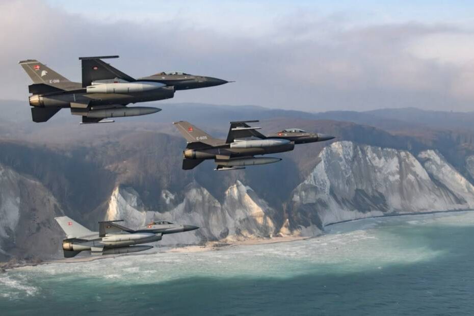 Aviones de combate F-16 en su último vuelo de ida y vuelta sobre Dinamarca. Foto: Fuerzas Armadas Danesas