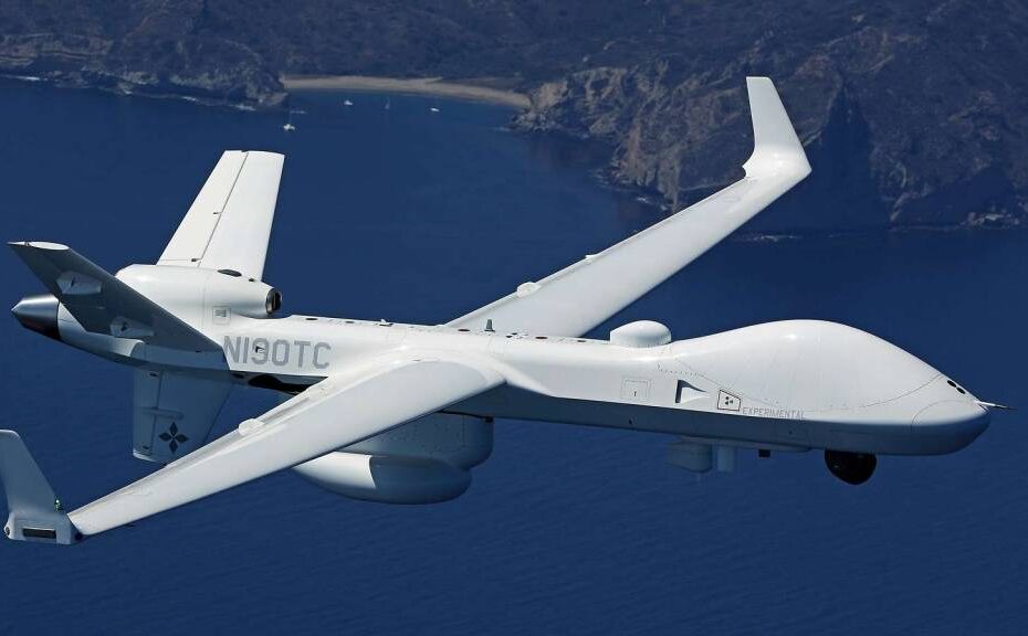 El dron MQ-9B lleva varios sensores a la zona objetivo, entre ellos cámaras y radares. Bajo las alas se pueden fijar contenedores con boyas de sonar para la localización submarina. ©General Atomics Aeronáutica