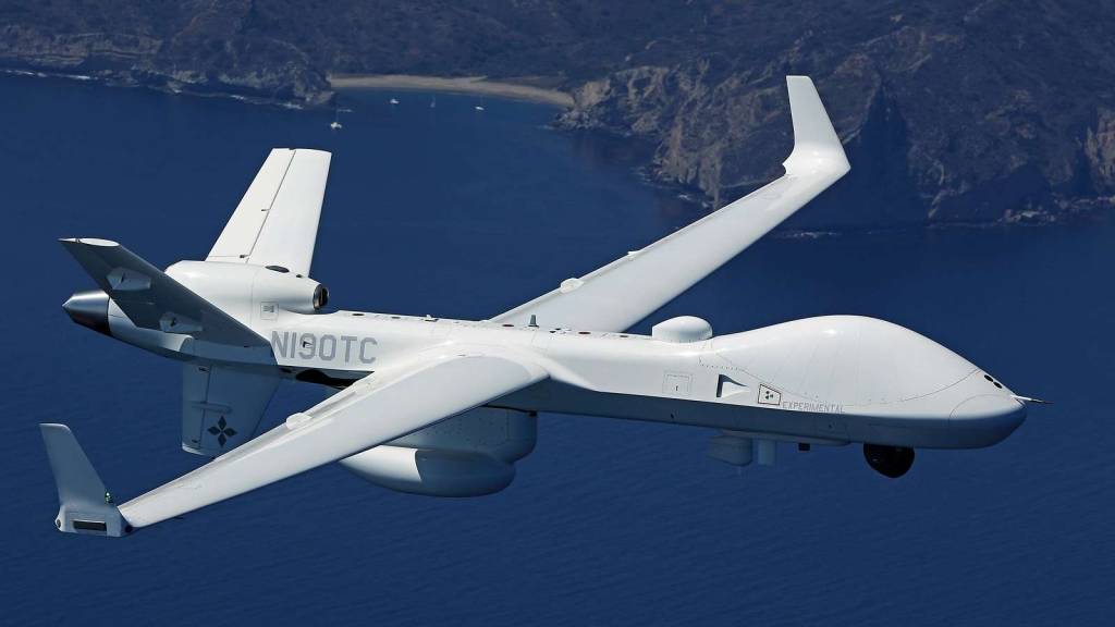 El dron MQ-9B lleva varios sensores a la zona objetivo, entre ellos cámaras y radares. Bajo las alas se pueden fijar contenedores con boyas de sonar para la localización submarina. ©General Atomics Aeronáutica