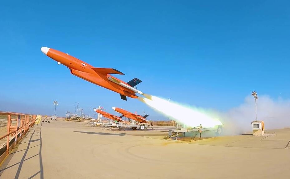 El objetivo aéreo subsónico BQM-177A de la Marina de los Estados Unidos se lanza de forma autónoma desde una plataforma simulada durante una demostración realizada el 11 de diciembre en Point Mugu Sea Range, California. (Foto de la Marina de los Estados Unidos)