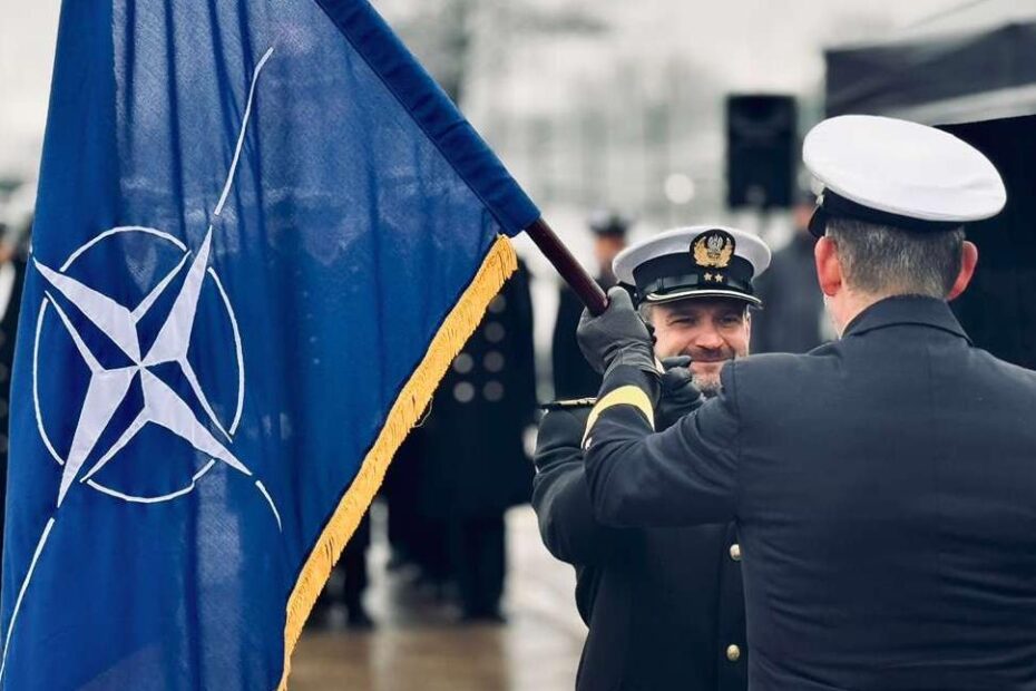 La ceremonia de cambio de mando del Grupo Permanente de Contramedidas Mineras de la OTAN Uno (SNMCMG1), celebrada en Riga, Letonia, fue presidida por el contralmirante Jeroen Van Zanten, subjefe de operaciones del MARCOM. El comandante de la Armada letona, Jānis Auce, transfirió formalmente la autoridad al nuevo comandante de la Armada polaca, Kacper Sterne.