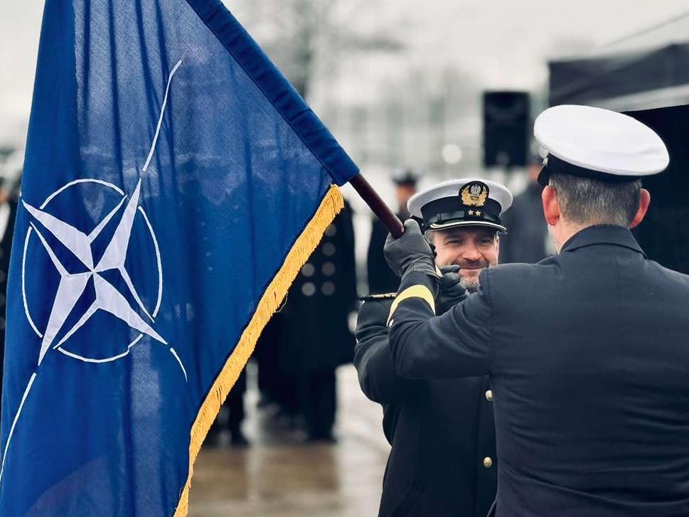 La ceremonia de cambio de mando del Grupo Permanente de Contramedidas Mineras de la OTAN Uno (SNMCMG1), celebrada en Riga, Letonia, fue presidida por el contralmirante Jeroen Van Zanten, subjefe de operaciones del MARCOM. El comandante de la Armada letona, Jānis Auce, transfirió formalmente la autoridad al nuevo comandante de la Armada polaca, Kacper Sterne.