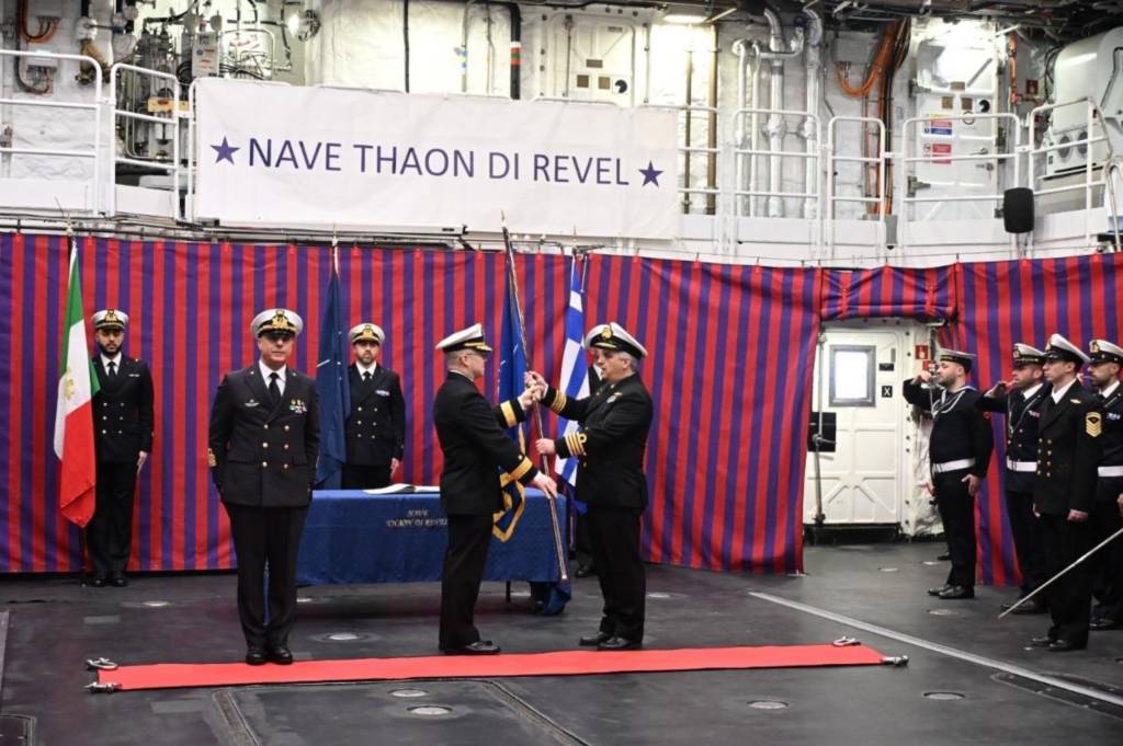 La ceremonia de cambio de mando del Segundo Grupo Permanente de Contramedidas Mineras de la OTAN (SNMCMG2) se celebró en la base naval de Taranto, Italia, y fue presidida por el contralmirante Bret Grabbe, comandante de submarinos de la OTAN. El capitán de la Armada italiana Fortunato Genovese entregó formalmente el mando del SNMCMG2 al capitán de la Armada helénica Dimitrios Karamoutzogiannis.