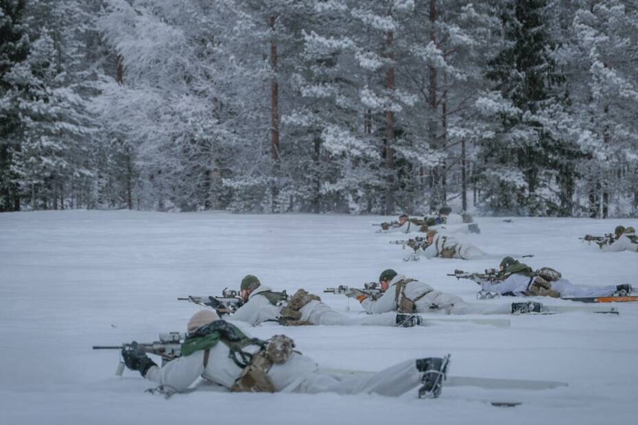 Efectivos daneses practican técnicas de tiro sobre esquís. Foto: Ulrikke Holm Christensen / Fuerzas Armadas (Forsvaret)