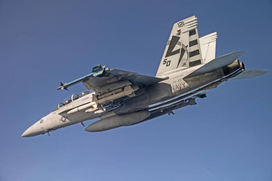 Un F/A-18 Super Hornet de la Armada realiza pruebas de armamento con el StormBreaker, también conocido como Small Diameter Bomb II, en la base aérea naval de Patuxent River, Maryland. Esta munición guiada de precisión para todo tipo de condiciones meteorológicas se utilizó por primera vez en un F/A-18 durante una capacidad operativa limitada en 2025. (Foto de la Armada de los Estados Unidos)