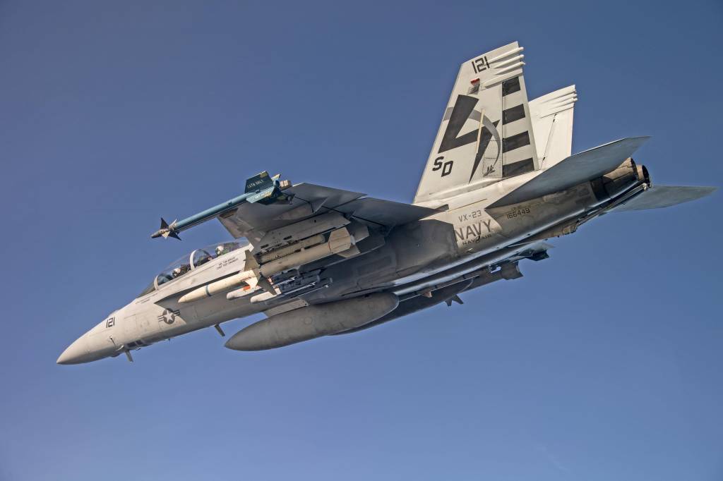 Un F/A-18 Super Hornet de la Armada realiza pruebas de armamento con el StormBreaker, también conocido como Small Diameter Bomb II, en la base aérea naval de Patuxent River, Maryland. Esta munición guiada de precisión para todo tipo de condiciones meteorológicas se utilizó por primera vez en un F/A-18 durante una capacidad operativa limitada en 2025. (Foto de la Armada de los Estados Unidos)
