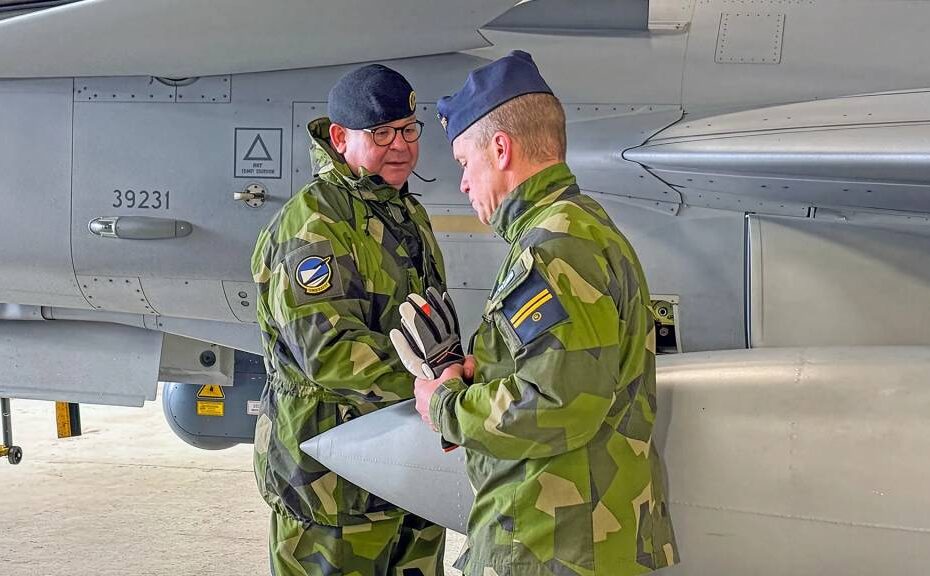 El jefe del Estado Mayor, Michael Claesson, a la izquierda, ha visitado al personal de la Fuerza Aérea en Islandia. Foto: Fuerzas Armadas de Suecia