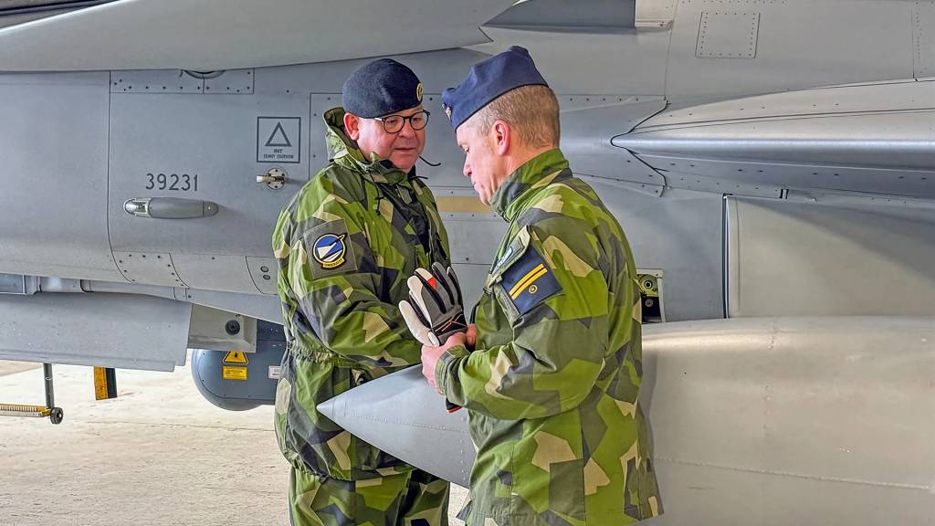 El jefe del Estado Mayor, Michael Claesson, a la izquierda, ha visitado al personal de la Fuerza Aérea en Islandia. Foto: Fuerzas Armadas de Suecia