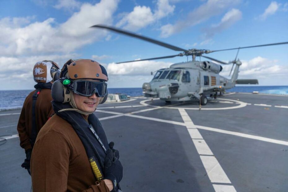 El marinero técnico aeronáutico Lemeul Setiono se prepara para retirar las amarras del MH-60R Seahawk del vuelo 801 en la cubierta de vuelo del HMAS Toowoomba mientras se encuentra en el mar. ©Departamento de Defensa de Australia