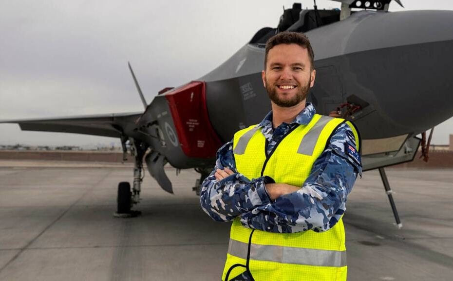 El técnico aeronáutico de la Real Fuerza Aérea Australiana, soldado de primera clase Rory Kerr, durante el ejercicio Red Flag 26-1 en la base aérea de Nellis, Estados Unidos. ©Departamento de Defensa de Australia