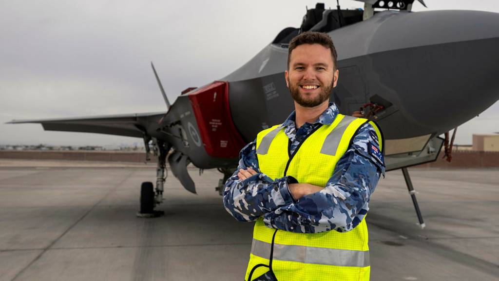 El técnico aeronáutico de la Real Fuerza Aérea Australiana, soldado de primera clase Rory Kerr, durante el ejercicio Red Flag 26-1 en la base aérea de Nellis, Estados Unidos. ©Departamento de Defensa de Australia