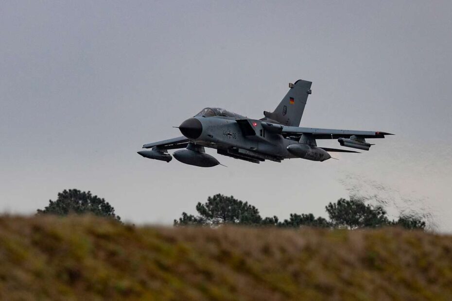 El entrenamiento de vuelos a baja altura forma parte de las tareas del Escuadrón Táctico Aéreo 33 de Büchel en la Base Aérea 118 Mont-de-Marsan ©Bundeswehr/Francis Hildemann