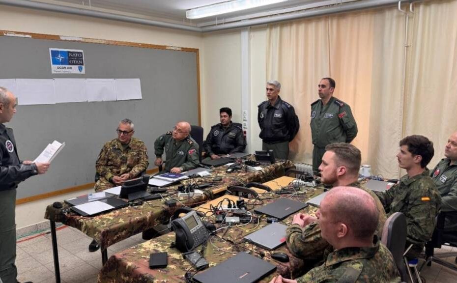 El subcomandante aéreo turco ofrece orientación a los participantes de la OTAN durante el ejercicio Steadfast Dart 26, el 19 de febrero de 2026. Turquía asumió la responsabilidad de comandante del componente aéreo de la fuerza combinada (CFACC) para el ejercicio a través de su componente aéreo de la fuerza conjunta, proporcionando la función de mando y control superior para el dominio aéreo en apoyo de la Fuerza de Reacción Aliada (ARF). Foto cortesía de la Fuerza Aérea Turca.