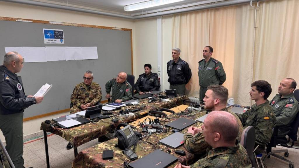 El subcomandante aéreo turco ofrece orientación a los participantes de la OTAN durante el ejercicio Steadfast Dart 26, el 19 de febrero de 2026. Turquía asumió la responsabilidad de comandante del componente aéreo de la fuerza combinada (CFACC) para el ejercicio a través de su componente aéreo de la fuerza conjunta, proporcionando la función de mando y control superior para el dominio aéreo en apoyo de la Fuerza de Reacción Aliada (ARF). Foto cortesía de la Fuerza Aérea Turca.