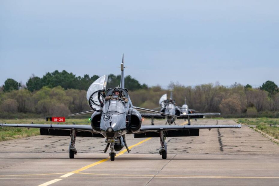 Rodaje de aviones de combate británicos Hawk T2 en la pista BA126 Ventiseri-Solenzara. ©Armée de l’Air et de l'Espace