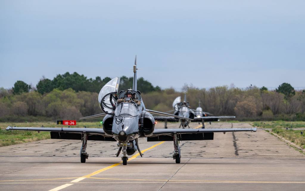 Rodaje de aviones de combate británicos Hawk T2 en la pista BA126 Ventiseri-Solenzara. ©Armée de l’Air et de l'Espace