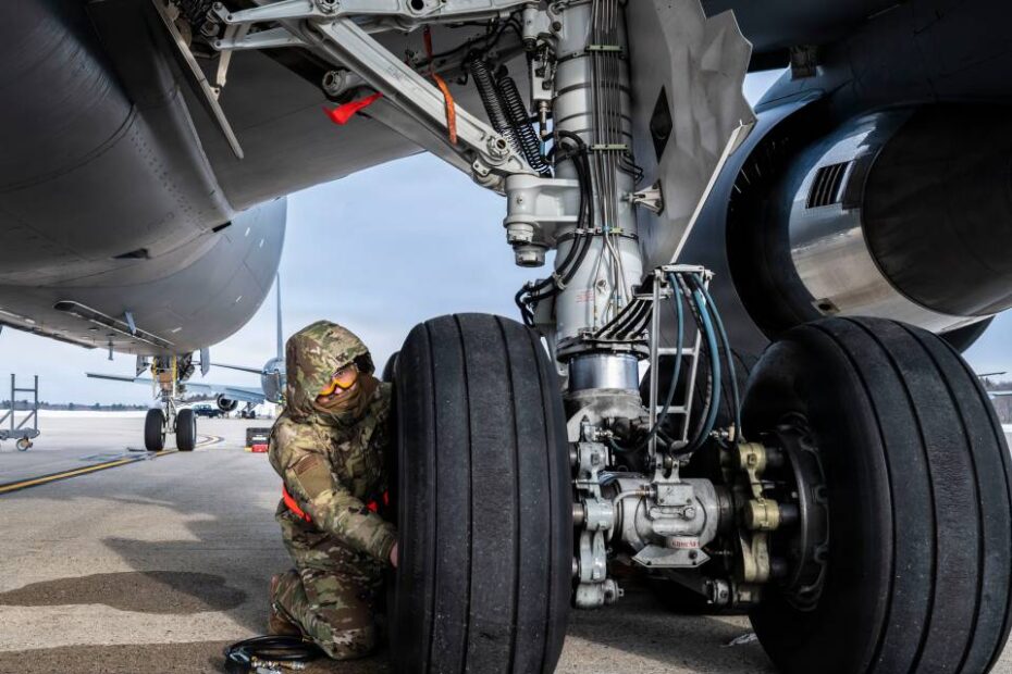 El sargento mayor de la Fuerza Aérea de los Estados Unidos Recep Dereli, técnico hidráulico de aeronaves asignado al 64.º Escuadrón de Reabastecimiento Aéreo, comprueba la presión de los neumáticos de una aeronave durante un fin de semana de entrenamiento en la Base Aérea Nacional de Pease, New Hampshire, el 6 de febrero de 2026. La unidad llevó a cabo un ejercicio de preparación operativa nuclear en el que se evaluó el rendimiento de los aviadores en condiciones climáticas extremadamente frías y se demostró la capacidad de disuasión nuclear. (Fotografía de la Guardia Nacional Aérea de los Estados Unidos realizada por la sargento técnico April S. Jackson).