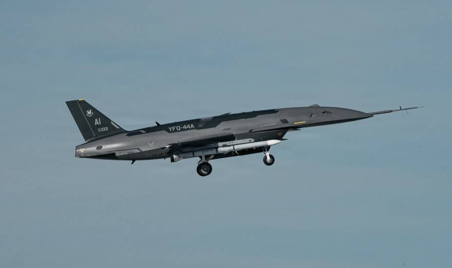 Un YFQ-44A, que forma parte del programa Collaborative Combat Aircraft (CCA) de la Fuerza Aérea, se somete a una prueba de transporte cautivo sin fecha en un centro de pruebas de California. En esta fase de pruebas se utilizan municiones inertes para validar metódicamente la integración de las armas, el rendimiento estructural y la seguridad, garantizando que la plataforma pueda transportar con seguridad cargas externas. El programa CCA es una parte fundamental de un sistema de sistemas integrado más amplio, diseñado para ampliar el alcance y la eficacia de los aviones tripulados, lo que proporciona a los combatientes estadounidenses una ventaja abrumadora en futuros conflictos. (Foto cortesía)