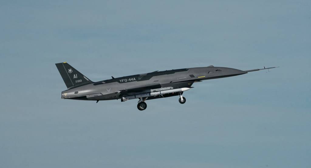 Un YFQ-44A, que forma parte del programa Collaborative Combat Aircraft (CCA) de la Fuerza Aérea, se somete a una prueba de transporte cautivo sin fecha en un centro de pruebas de California. En esta fase de pruebas se utilizan municiones inertes para validar metódicamente la integración de las armas, el rendimiento estructural y la seguridad, garantizando que la plataforma pueda transportar con seguridad cargas externas. El programa CCA es una parte fundamental de un sistema de sistemas integrado más amplio, diseñado para ampliar el alcance y la eficacia de los aviones tripulados, lo que proporciona a los combatientes estadounidenses una ventaja abrumadora en futuros conflictos. (Foto cortesía)