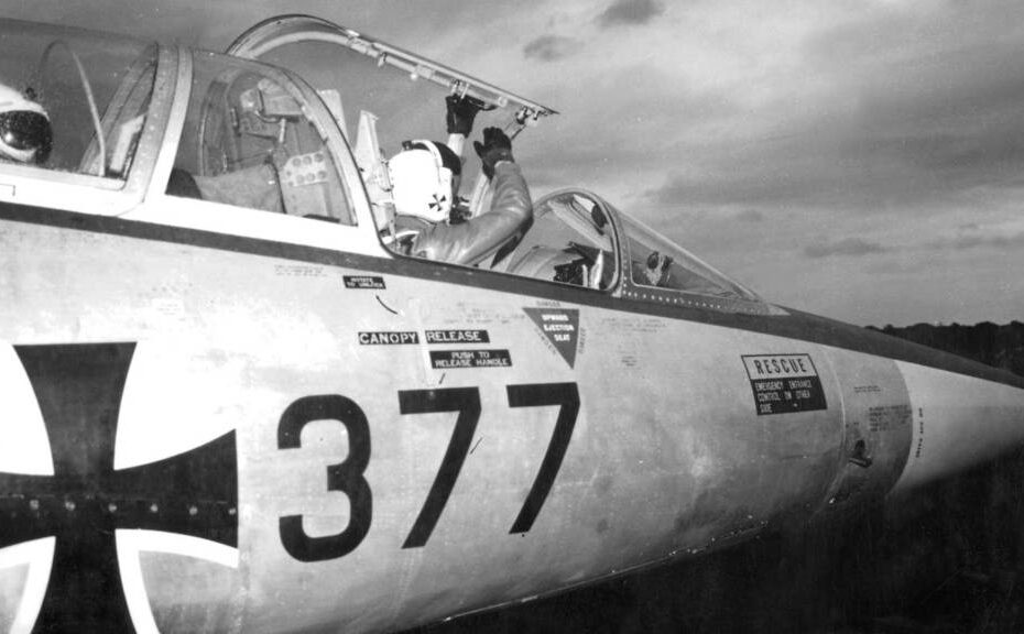 Noviembre de 1966, aeródromo de Neuburg an der Donau: un caza F-104 Starfighter rueda hacia la pista de despegue. A pesar de las densas nubes y la llovizna, cuatro pilotos despegan para una misión nocturna. ©Bundeswehr/Strack