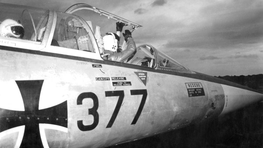 Noviembre de 1966, aeródromo de Neuburg an der Donau: un caza F-104 Starfighter rueda hacia la pista de despegue. A pesar de las densas nubes y la llovizna, cuatro pilotos despegan para una misión nocturna. ©Bundeswehr/Strack