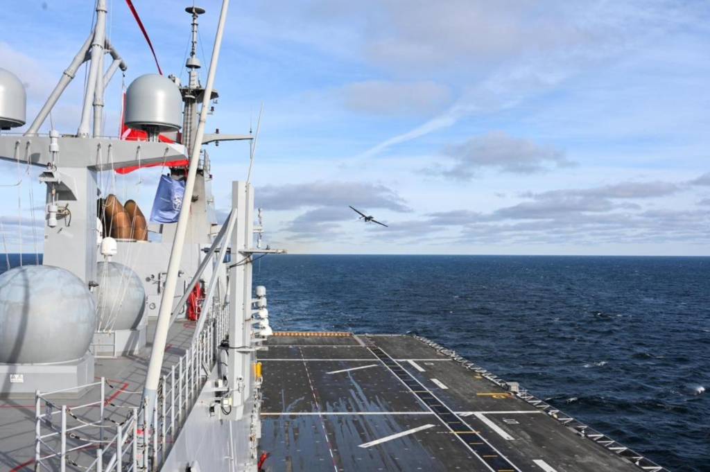 Un Baykar Bayraktar TB3 turco, un vehículo aéreo no tripulado (UAV), despega de un portaaviones turco, el 20 de febrero de 2026. Esta actividad de entrenamiento contra sistemas aéreos no tripulados (c-UAS) reunió a Eurofighters alemanes, Eurofighters italianos y F-18 españoles en el Báltico, con el apoyo de un avión cisterna A400M de España. Foto cortesía del Ministerio de Defensa Nacional de Turquía.
