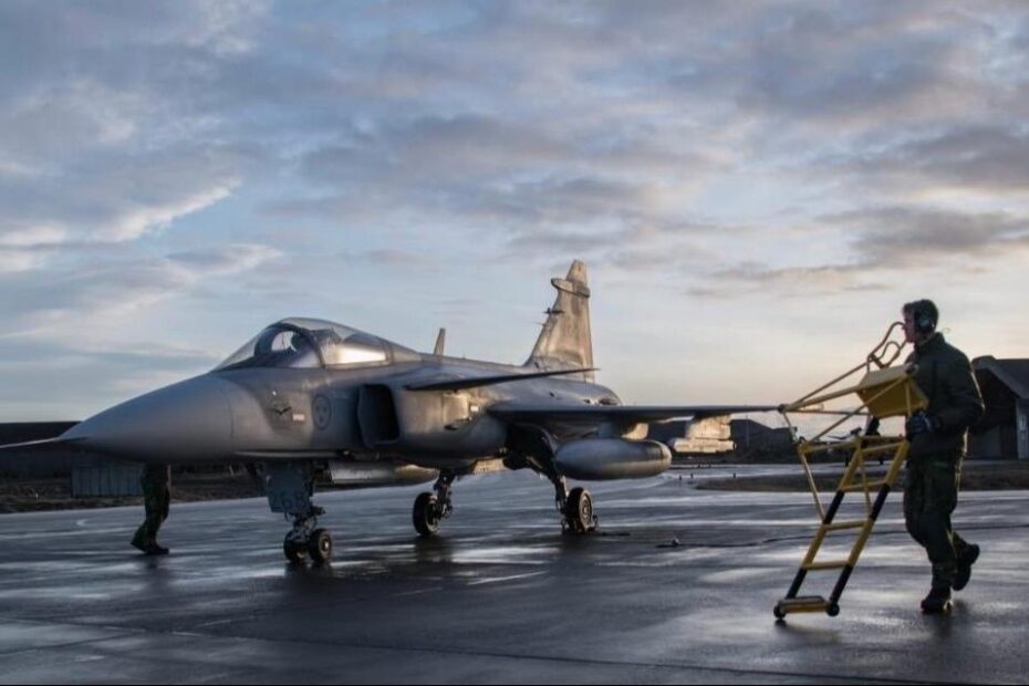 El despliegue del JAS 39 Gripen sueco en Islandia marca un momento histórico para el nuevo aliado de la OTAN. Foto cortesía de la Fuerza Aérea Sueca.
