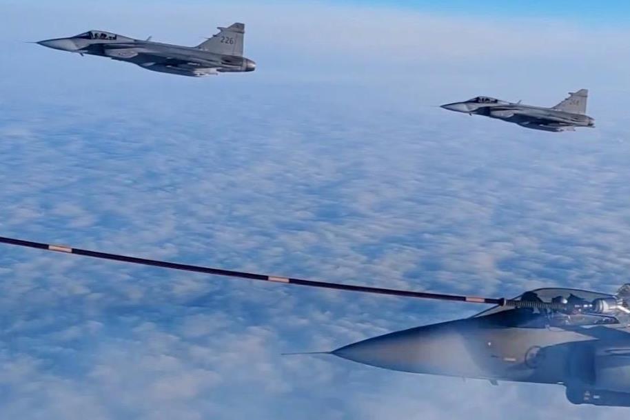 Los cazas Gripen fueron repostados en ruta hacia Islandia por un avión cisterna multifuncional francés A330. Foto cortesía de la Fuerza Aérea Sueca.