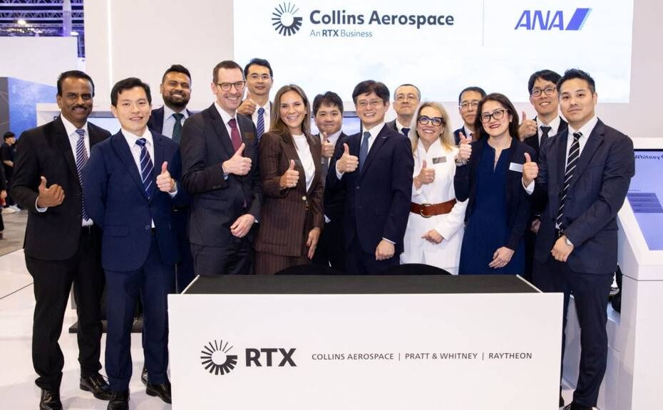 Los directivos de ANA y Collins Aerospace celebran la firma de dos acuerdos de renovación de FlightSense™ en el Salón Aeronáutico de Singapur. ©RTX
