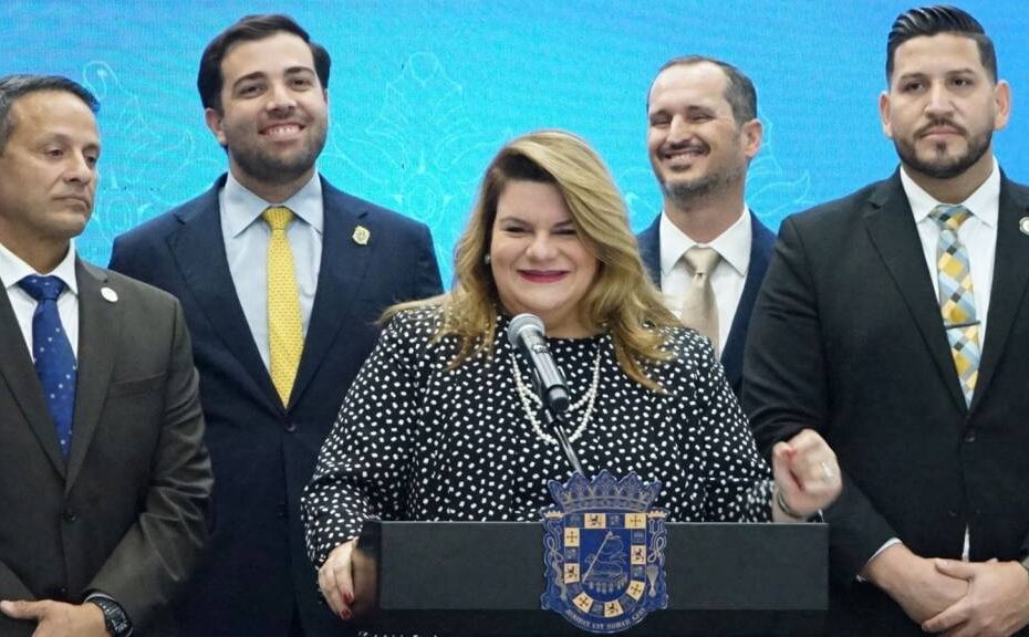 (De izquierda a derecha): El Honorable Julio Roldán, alcalde de Aguadilla; el Honorable Sebastián Negrón Reichard, secretario del Departamento de Desarrollo Económico y Comercio; la Honorable Jenniffer González Colón, gobernadora de Puerto Rico; Javier Ramis, vicepresidente de Operaciones Globales de Collins Aerospace; y el Honorable Melvin Rivera, alcalde de Santa Isabel, anuncian la inversión de 40 millones de dólares de Collins en Puerto Rico y la creación de 525 nuevos puestos de trabajo. ©RTX