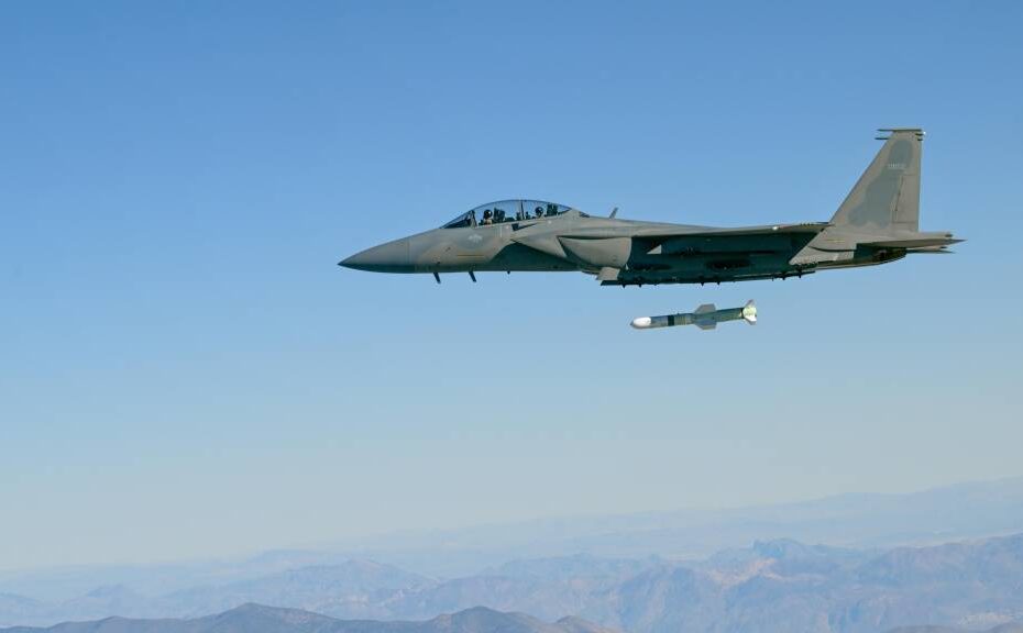 Un F-15 lanza un Harpoon Block II frente a la costa de California en enero de 2026. Esta fue la última prueba de vuelo del programa de actualización por obsolescencia del Harpoon Block II Update (HIIU). (Foto de la Marina de los Estados Unidos)