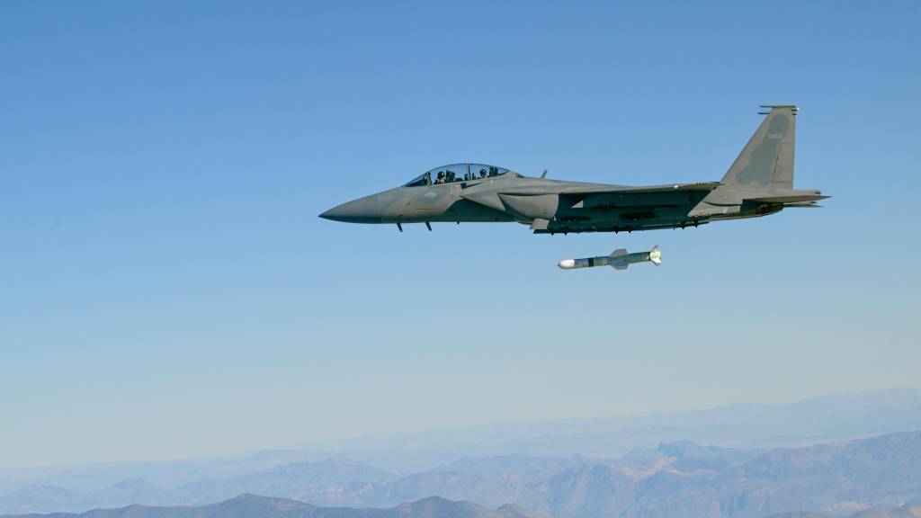 Un F-15 lanza un Harpoon Block II frente a la costa de California en enero de 2026. Esta fue la última prueba de vuelo del programa de actualización por obsolescencia del Harpoon Block II Update (HIIU). (Foto de la Marina de los Estados Unidos)
