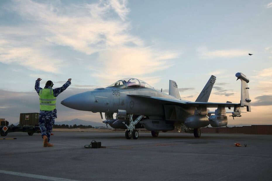 El personal de tierra de la Real Fuerza Aérea Australiana dirige un avión EA-18G Growler del Escuadrón N.º 6 tras regresar de un vuelo durante el ejercicio Red Flag Nellis 25-1. ©Departamento de Defensa de Australia