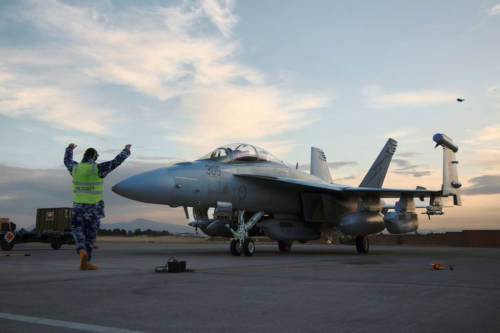 El personal de tierra de la Real Fuerza Aérea Australiana dirige un avión EA-18G Growler del Escuadrón N.º 6 tras regresar de un vuelo durante el ejercicio Red Flag Nellis 25-1. ©Departamento de Defensa de Australia