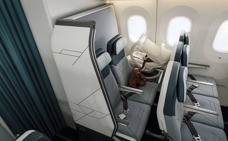 La suite SkyNook de Collins Aerospace transforma el espacio infrautilizado en la parte trasera de un avión de fuselaje ancho en un refugio semiprivado con espacio para acomodar un asiento de coche, una cuna, un transportín para mascotas, un animal de servicio o equipaje de mano voluminoso. Imagen: RTX