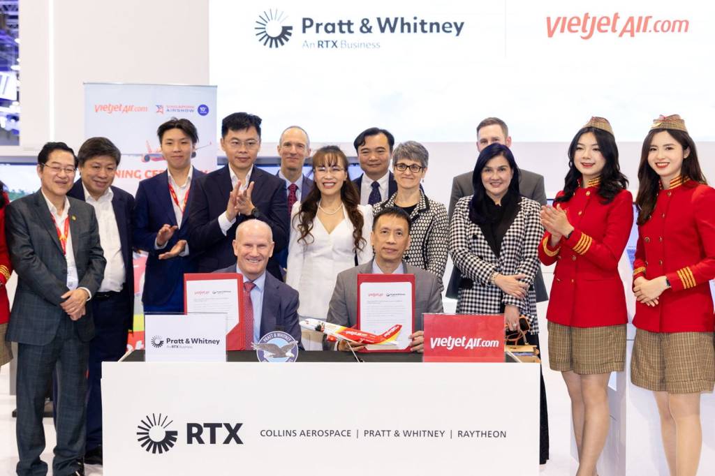 El director general de Vietjet, Nguyen Thanh Son (derecha), y Rick Deurloo, presidente de Commercial Engines, Pratt & Whitney (izquierda), intercambian el acuerdo para seleccionar motores y servicios de mantenimiento de motores para 44 aeronaves A321neo y A321XLR en presencia de la presidenta de Vietjet, la Dra. Nguyen Thi Phuong Thao, en el Salón Aeronáutico de Singapur 2026. ©RTX