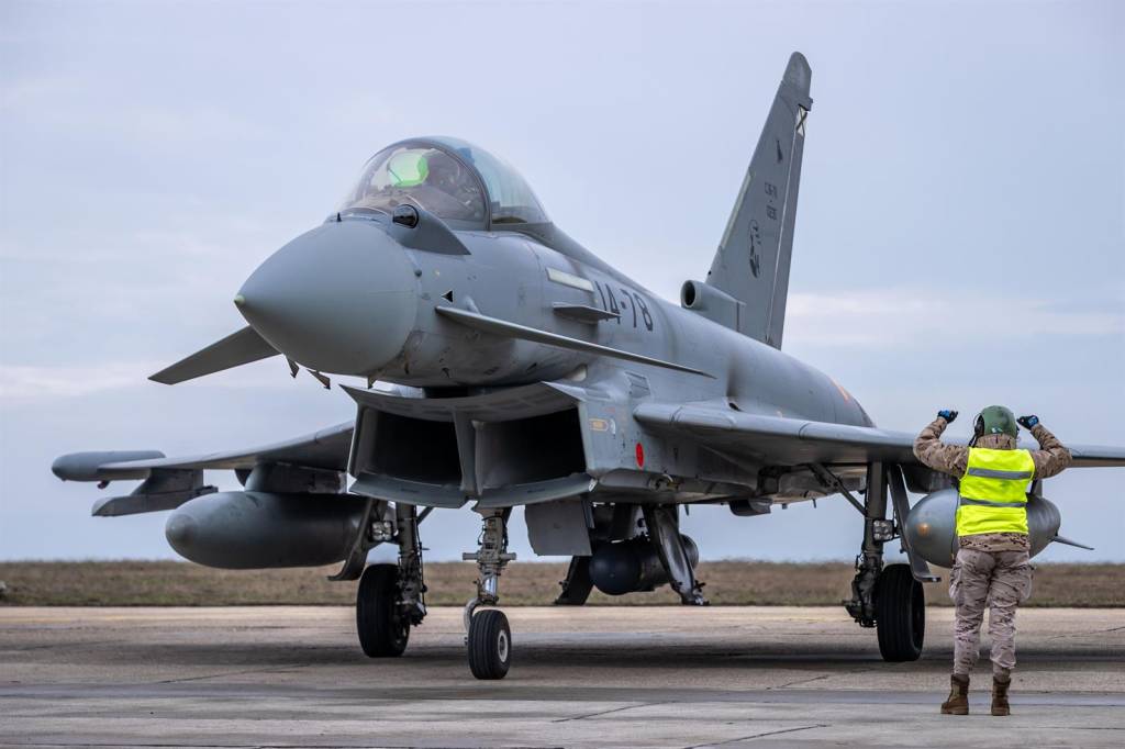 Los Eurofighter Typhoon del Ejército del Aire y del Espacio Español se han desplegado en la base aérea Mihail Kogălniceanu, en Rumanía. Foto cortesía de la Fuerza Aérea Alemana.