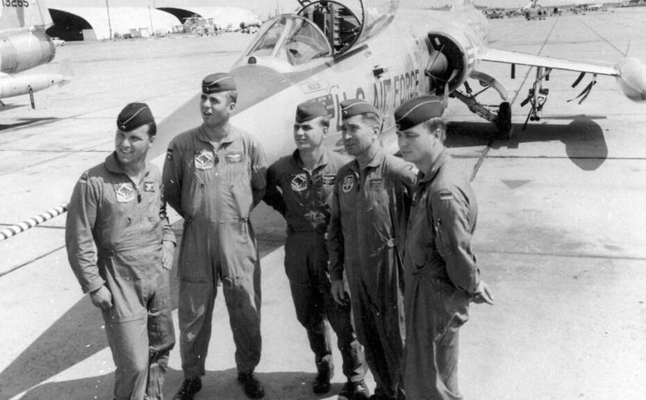 Pilotos en EE. UU. durante una reunión previa. La formación se impartió siguiendo el lema: primero hablar, luego volar, luego analizar. ©Bundeswehr