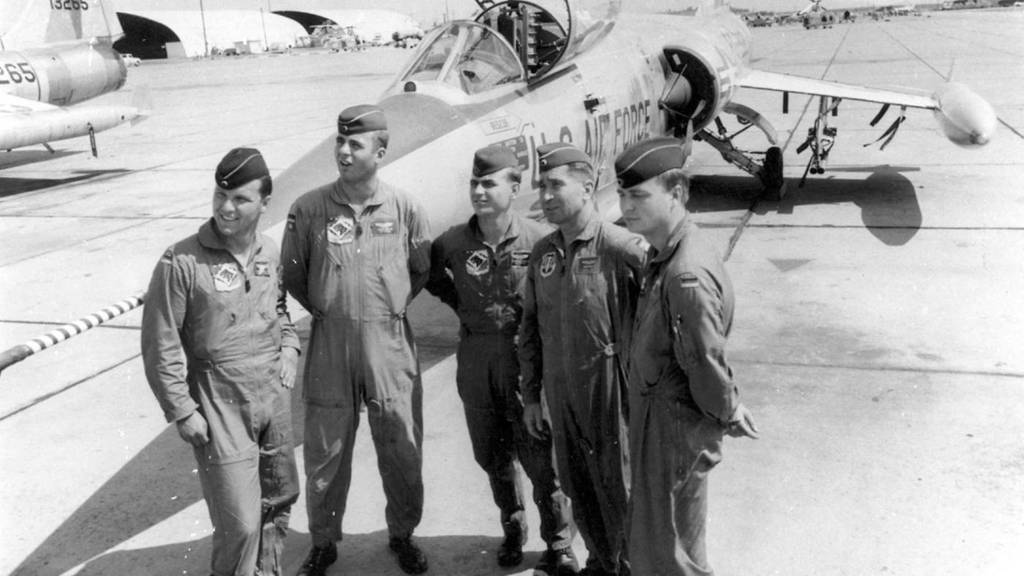 Pilotos en EE. UU. durante una reunión previa. La formación se impartió siguiendo el lema: primero hablar, luego volar, luego analizar. ©Bundeswehr