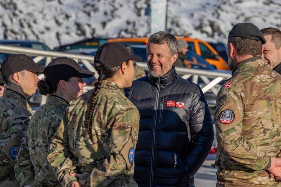 Los alumnos del curso básico sobre el Ártico mostraron, entre otras cosas, el equipo de buceo en humo, sobre el que han recibido formación en un módulo educativo a bordo del buque de inspección Vædderen, uno de los barcos en los que acaban de navegar. ©Fuerzas Armadas Danesas (Forsvaret)