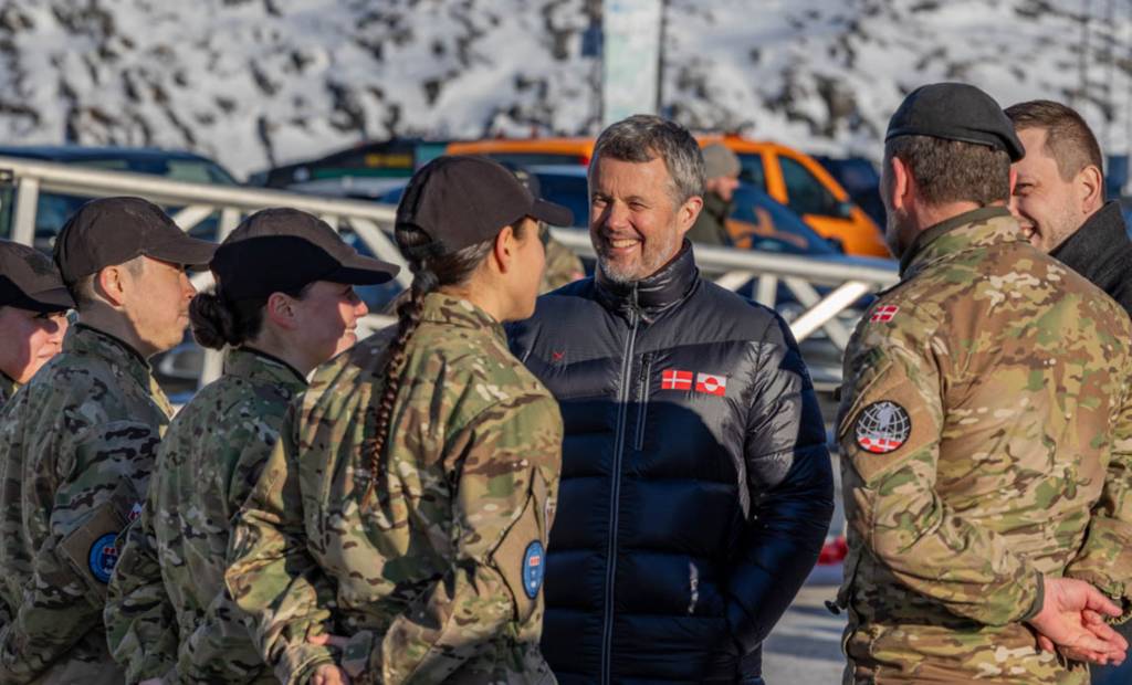 Los alumnos del curso básico sobre el Ártico mostraron, entre otras cosas, el equipo de buceo en humo, sobre el que han recibido formación en un módulo educativo a bordo del buque de inspección Vædderen, uno de los barcos en los que acaban de navegar. ©Fuerzas Armadas Danesas (Forsvaret)
