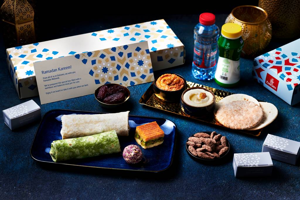 Emirates ofrece cajas de iftar en determinadas puertas de embarque y a bordo a los clientes que ayunan ©Emirates