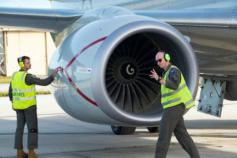 La tripulación del Escuadrón nº 11 realiza una revisión previa al vuelo en la Base Aérea Andersen con motivo del ejercicio Sea Dragon ©Departamento de Defensa de Australia