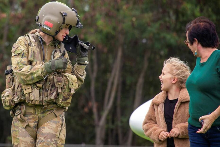 La soldado del Ejército Australiano, la cabo Charlotte Mears, del 5.º Regimiento de Aviación, le da el visto bueno a una niña tras un vuelo en un helicóptero AW139 alquilado por el Ejército durante la Operación Care Bear en Townsville, Queensland. ©Departamento de Defensa de Australia