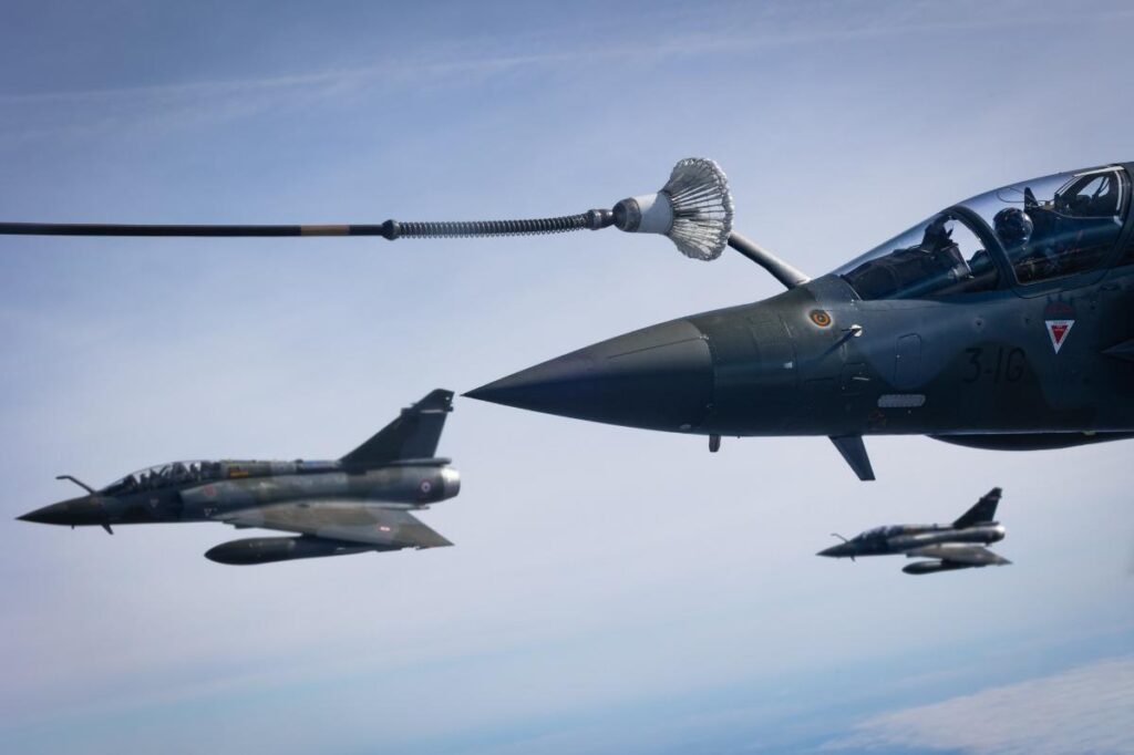 El Mando Aéreo Aliado (AIRCOM) llevó a cabo dos misiones de entrenamiento de Opción de Disuasión Flexible (FDO) en las Áreas de Operaciones Conjuntas (JOA) de la OTAN, desde los países bálticos hasta Rumanía, los días 4 y 5 de marzo de 2026. En apoyo a la operación Eastern Sentry, las misiones reunieron a una gran variedad de aeronaves aliadas, entre las que se incluyen, entre otras: F/A-18 Hornets finlandeses, cazas Mirage 2000D franceses, Eurofighter Typhoons alemanes y un avión de transporte y reabastecimiento multirrol (MRTT) francés. Fotos cortesía de la Fuerza Aérea Finlandesa, la Fuerza Aérea Alemana y la Unidad Multinacional MRTT (MMU).