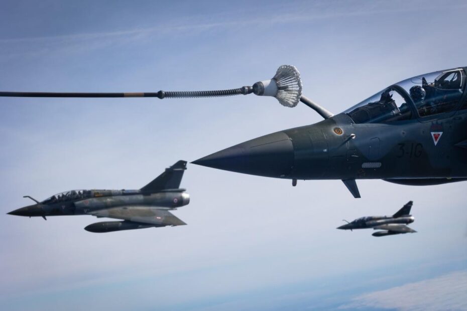 El Mando Aéreo Aliado (AIRCOM) llevó a cabo dos misiones de entrenamiento de Opción de Disuasión Flexible (FDO) en las Áreas de Operaciones Conjuntas (JOA) de la OTAN, desde los países bálticos hasta Rumanía, los días 4 y 5 de marzo de 2026. En apoyo a la operación Eastern Sentry, las misiones reunieron a una gran variedad de aeronaves aliadas, entre las que se incluyen, entre otras: F/A-18 Hornets finlandeses, cazas Mirage 2000D franceses, Eurofighter Typhoons alemanes y un avión de transporte y reabastecimiento multirrol (MRTT) francés. Fotos cortesía de la Fuerza Aérea Finlandesa, la Fuerza Aérea Alemana y la Unidad Multinacional MRTT (MMU).